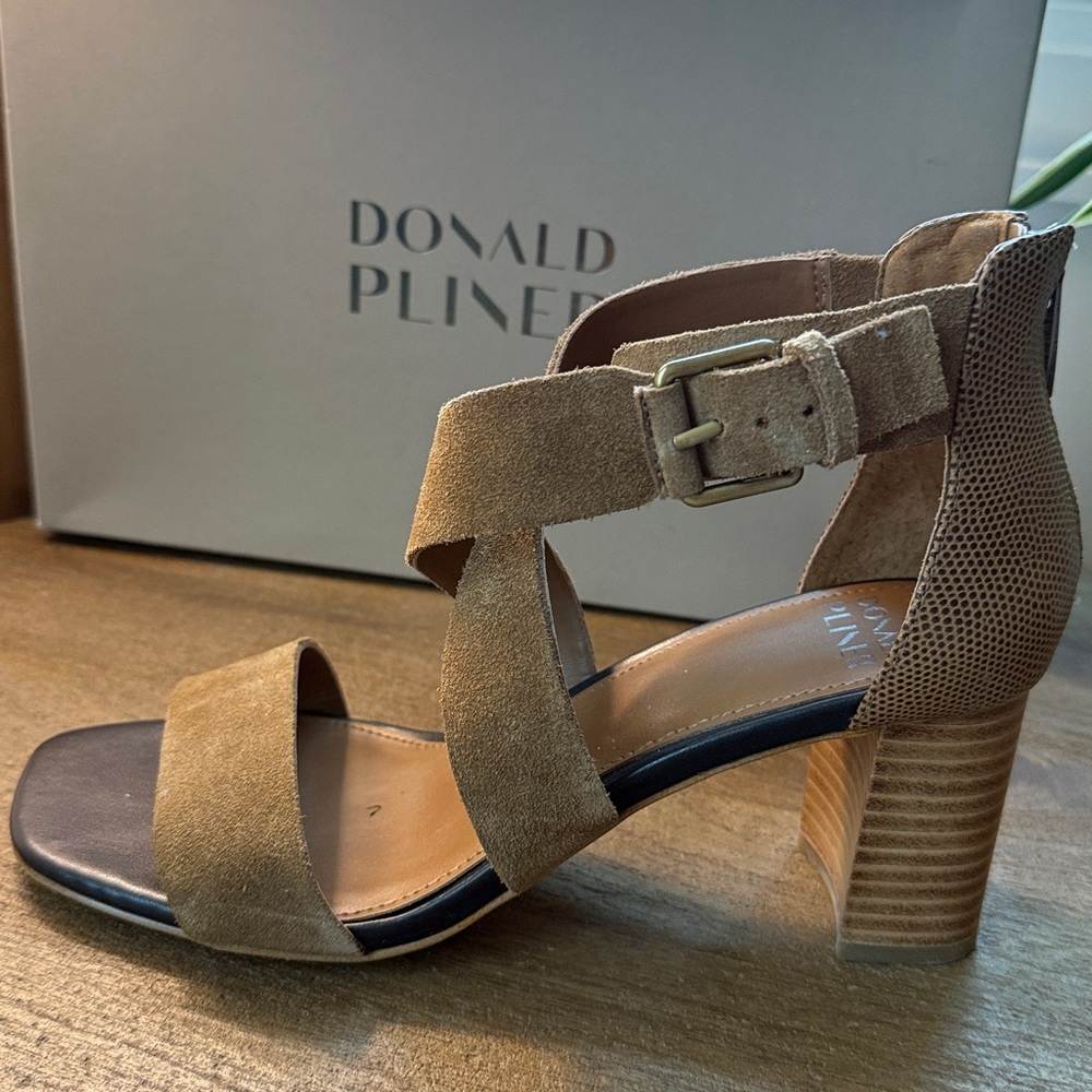 Elegant Saddle Suede Women's Sandals